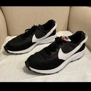 Nike Waffle Debut Sneaker / 10.5M / Black/White